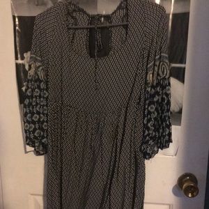 Flowy dress with bell sleeves and tie back